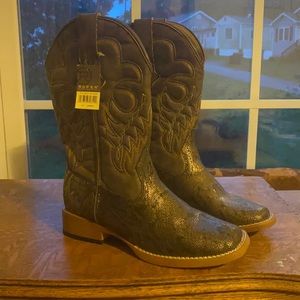 beautiful BRAND NEW TAGS ON women’s 6.5 roper boots. gold snack print